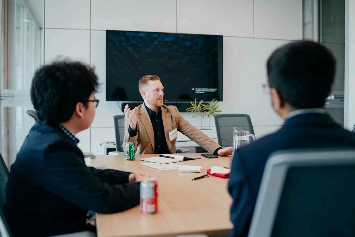 Haskayne Entrepreneurial Advising Team member coaching the finalists