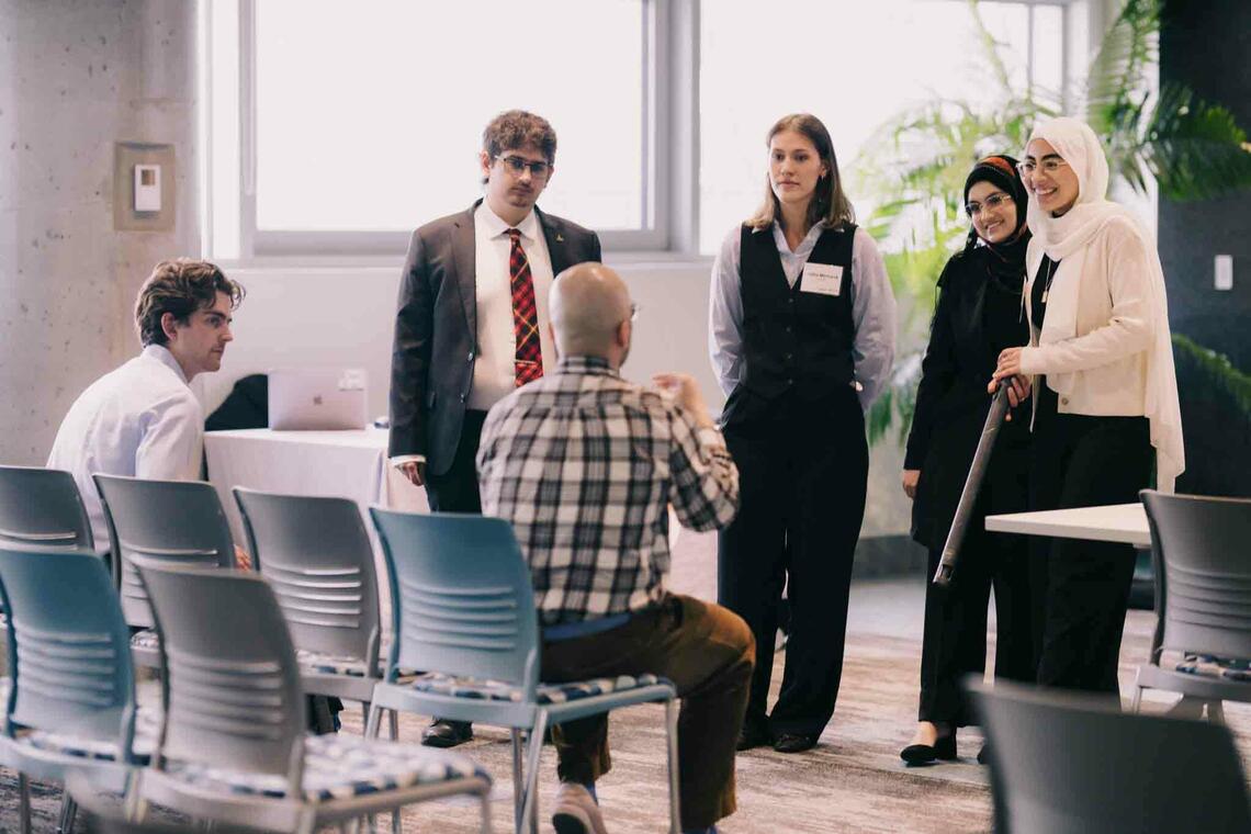 Haskayne Entrepreneurial Advising Team member coaching the finalists